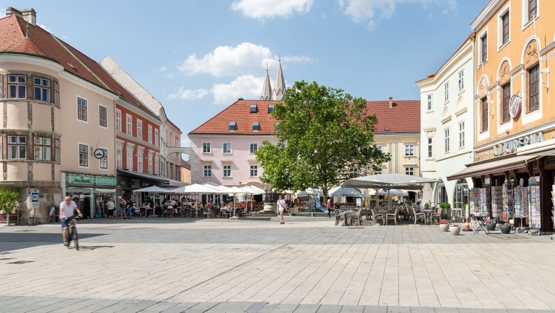 Main square with Café Ferstl, © Wiener Alpen/Christoph Schubert