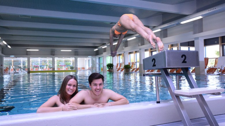 Personen im Hallenbad, eine springt vom Startblock ins Wasser., © Stadtgemeinde Tulln