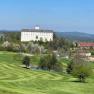 Schloss auf Hügel mit Golfplatz und Landschaft im Vordergrund., © Hotel-Restaurant Hausschachen