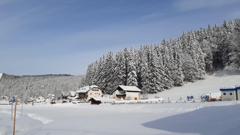 Haus Margarete im Winter_Blick vom Kinderland zum Haus, © Margarete Teufel