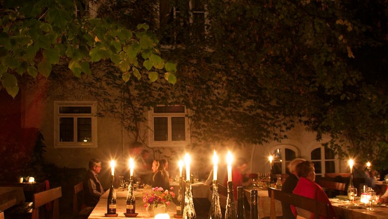 Buffet am Tisch unter der Linde, © Anna Lun