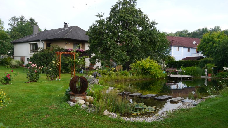 Garten mit Schwimmbiotop, © fbeck