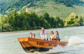 Mit dem Boot auf der Donau unterwegs, © Hartl