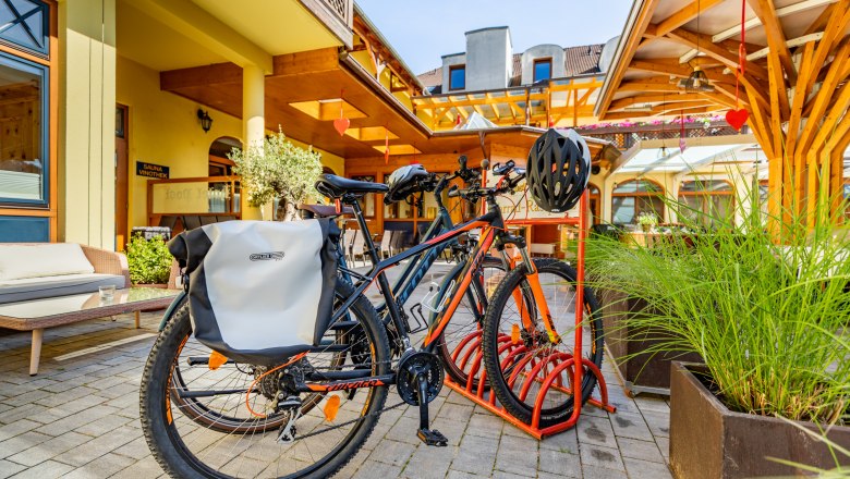 Fahrradparkplatz beim Hotel Post-Hönigwirt, © Wiener Alpen/Martin Fülöp