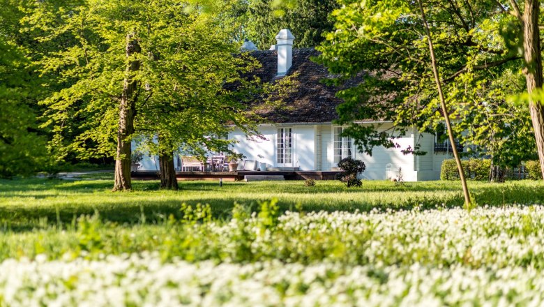 Der weitläufige Schlosspark bietet zahlreiche zauberhafte Plätze für Vermählungen, Ehrungen oder Seminare im Freien - wir finden für jeden den richtigen Ort., © Franz Zwickl