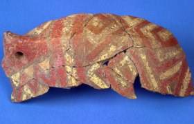 Red and yellow painted pottery fragment from the circular ditch, © IUHA Wien/A. Schumacher