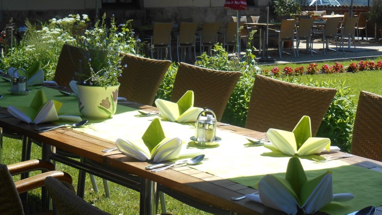 Im Sommer im Garten speisen, © Hotel Belvedere