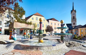 Zwettl's main square with the Hundertwasser fountain, © Stadtgemeinde Zwettl, Monika Prinz