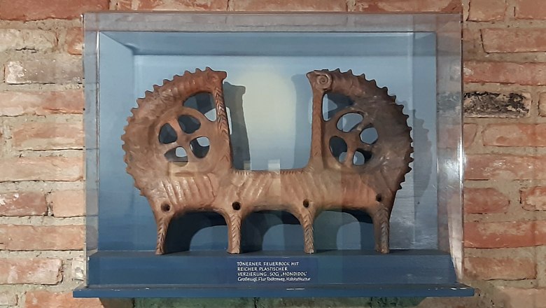 Moon idol from the ‘Totenweg’ site, Stockerau Museum, © Gabriele Redl