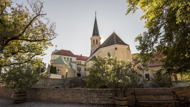 Kirche mit Teich, © Marktgemeinde Gumpoldskirchen