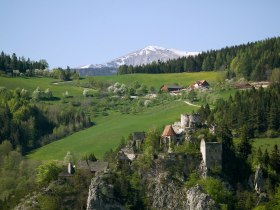 Semmeringbahn und Burgruine Klamm, © ©Wiener Alpen, Foto: Franz Zwickl