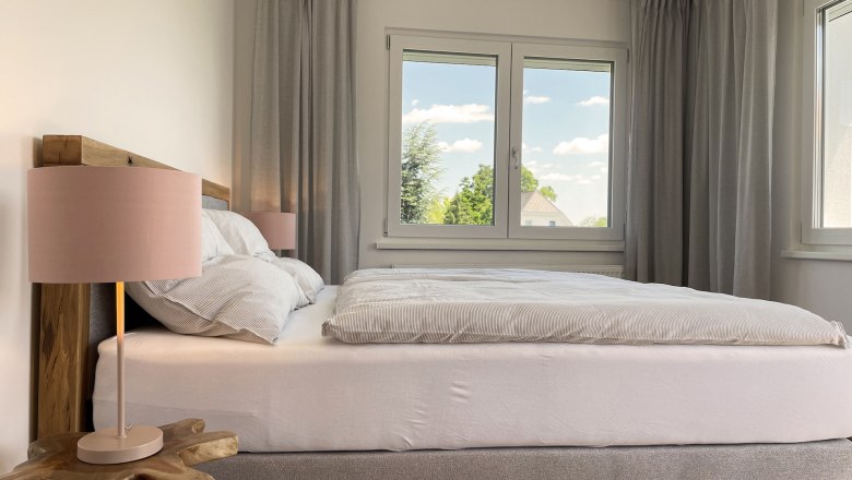 Box spring bed in bedroom 1, © Kay Haderer