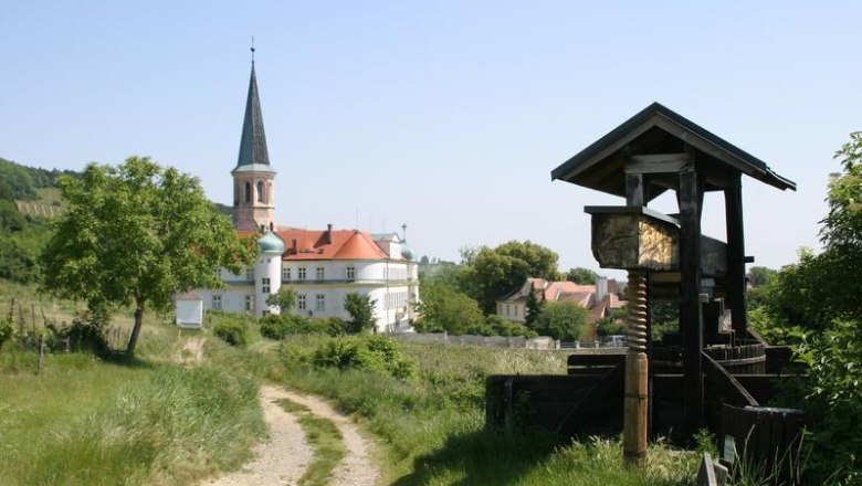 Das Schloss befindet sich mitten in den Weingärten von Gumpoldskirchen, © Schloss Gumpoldskirchen