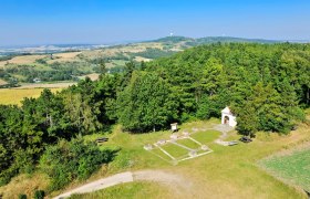 View from the lookout tower over the outline of a building, © Leiser Berge