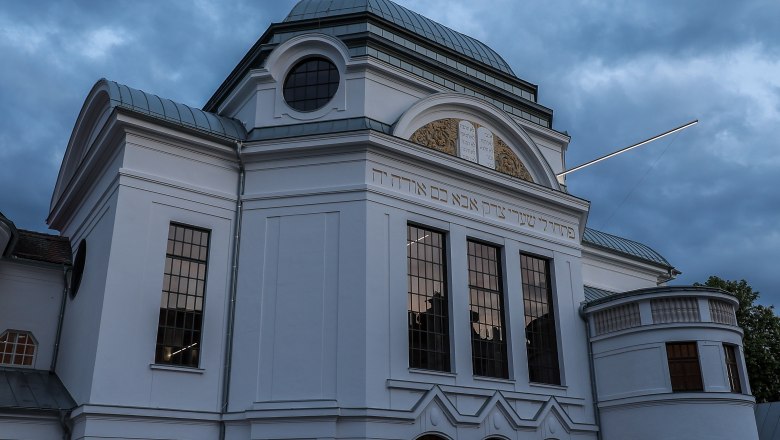 Ehemalige Synagoge St Pölten_Aussenansicht bei Dämmerung mit Lichtskulptur (c) NÖ Museum Betriebs GmbH, Daniel Hinterramskogler, © NÖ Museum Betriebs GmbH, Daniel Hinterramskogler