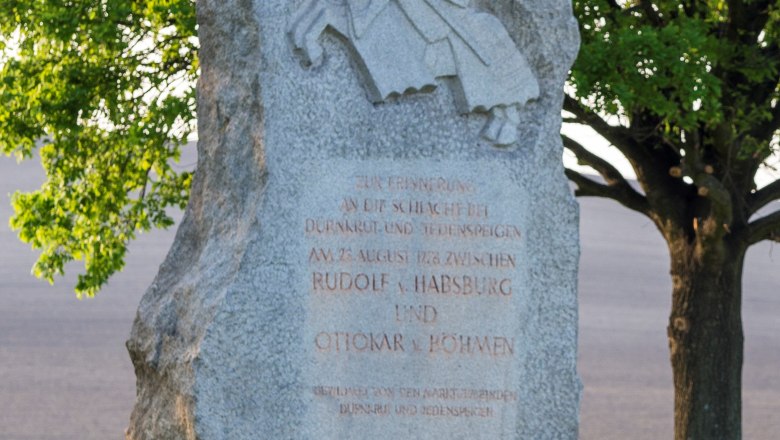 Gedenkstein im Sommer, © Marktgemeinde Jedenspeigen