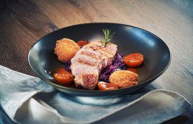 Pink duck breast on pear red cabbage with potato dumplings & sage apricots, © Niederösterreich Werbung/Andreas Hofer