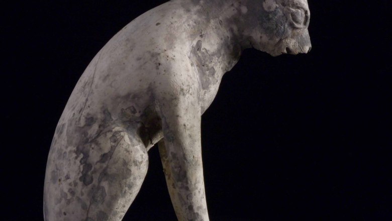 ‘Anubis dog’ made of light grey clay from the Schießstattgasse burial ground, © BDA, Schumacher