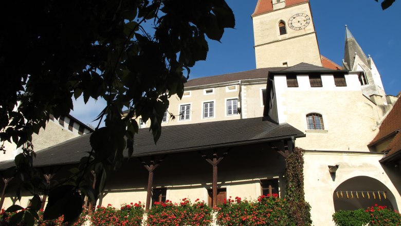 Kirche mit Teisenhoferhof Weißenkirchen, © Donau_JMZ