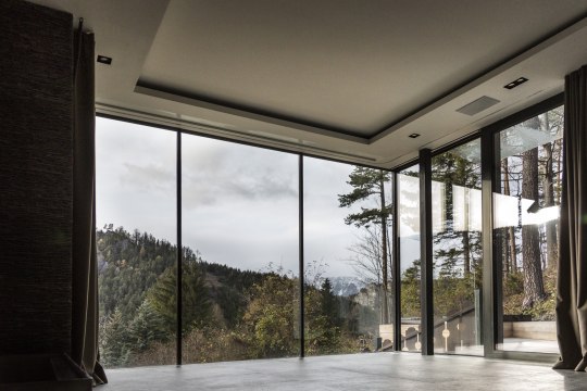 Pool house with view of greenery, © Matthias Kronfuss