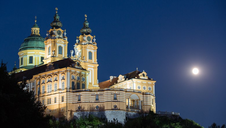 Stift Melk bei Nacht, © Lachlan Blair