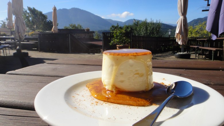 The delicious sheep cheese with honey and cinnamon, © Althammerhof, Julius Schneidhofer