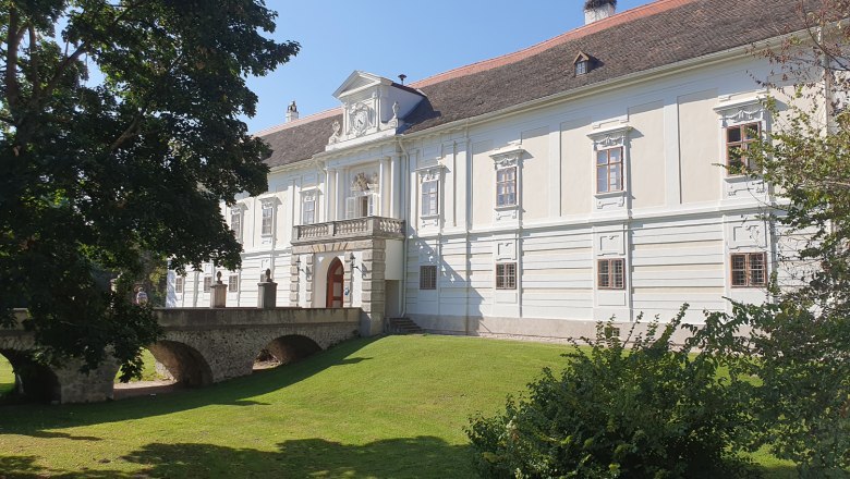 Historisches Schloss mit Brücke und gepflegtem Rasen, sonniger Tag., © Donau Niederösterreich, Daniela Wagner