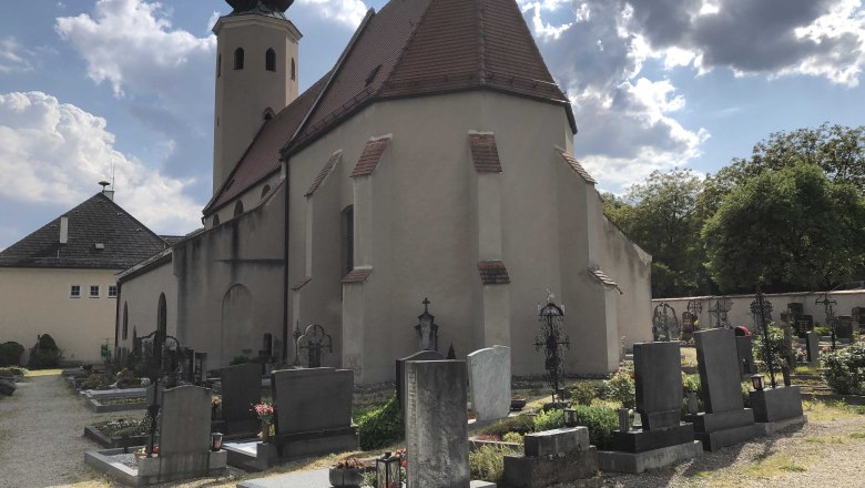 Kirche mit Friedhof, bewölkter Himmel, Grabsteine im Vordergrund., © Donau NÖ Tourismus