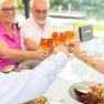 Gruppe stößt mit Biergläsern an, im Freien an einem Tisch., © Hotel-Restaurant Hausschachen