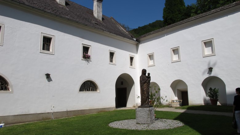 Innenhof mit Statue, umgeben von weißem Gebäude und grünem Rasen., © Donau NÖ Tourismus/JMZ