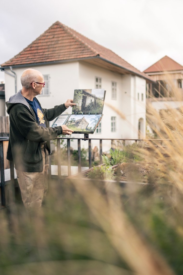 Johannes Gutmann shows the Sonnentor lofts, © Martin Fülöp