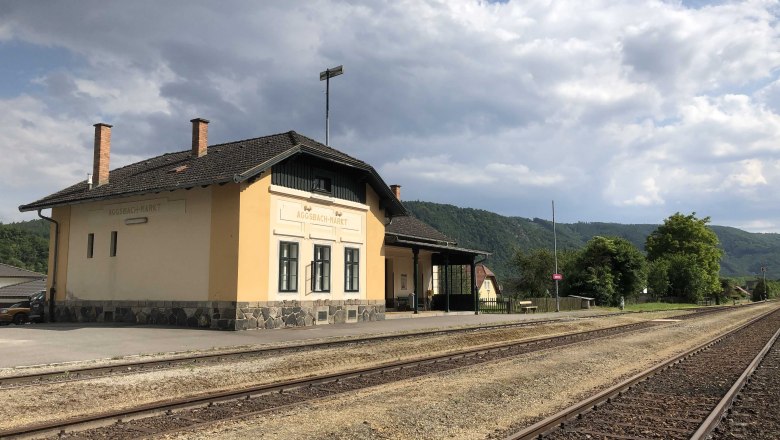 Bahnhof Aggsbach-Markt mit Gleisen und bewölktem Himmel., © Donau NÖ Tourismus