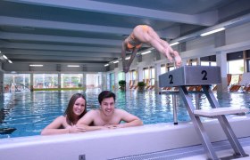 Personen im Hallenbad, eine springt vom Startblock ins Wasser., © Stadtgemeinde Tulln