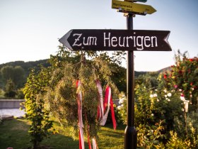 Ausgsteckt is - Zum Heurigen, © Donau NÖ Tourismus/Daniela Matejschek