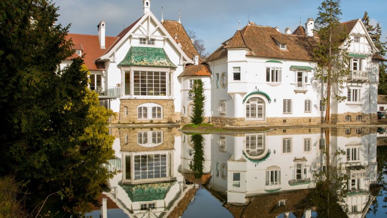 Das Schloss Schönau liegt idyllisch inmitten eines weitläufigen historischen Schlossparks, der einem englischen Landschaftsgarten nachempfunden ist und von dem selben Landschaftsarchitekten entworfen wurde, wie der Schlosspark Laxenburg. Es befindet sich 25 Kilometer südlich von Wien und bietet neben vier Appartements auch mehrere Veranstaltungsräume., © Doris Mitterer