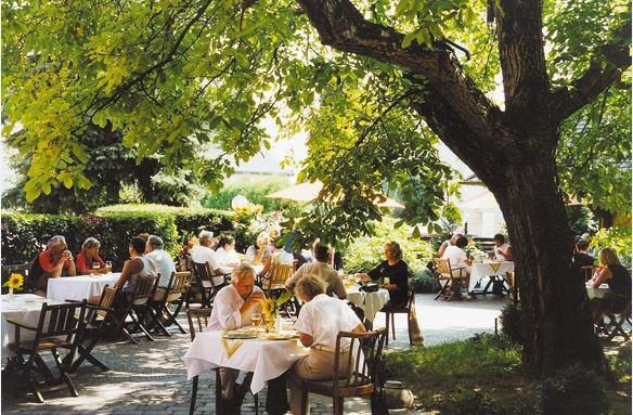 Gartenrestaurant mit Gästen unter schattigen Bäumen, sommerliche Atmosphäre., © Donau-Rad-Hotel Gasthof Böhm