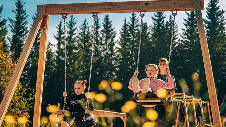 Riesenschaukel am Hirschi-Spielplatz, © Bergbahnen Semmering Hirschenkogel GmbH.