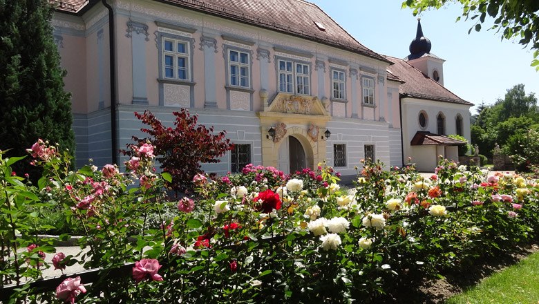 Barocke Pracht: Der Rosengarten im Pfarrhof Pitten, © Rosengarten Pitten