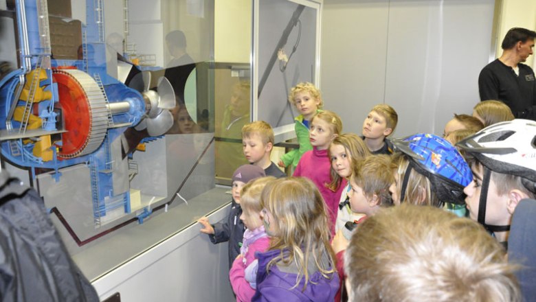 Kindergruppe betrachtet ein technisches Modell in einem Museum., © VERBUND