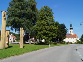 Symposiumbäume mit Kirche, © BETZ Großschönau