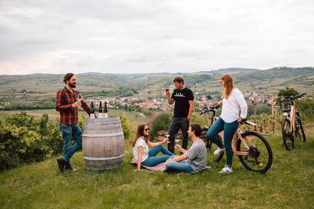 Die WinEcycle Tours GmbH ist Fahrradverleih und Tourenanbieter für geführte E-Bike Genuss Touren rund um Langenlois., © Natalie Paloma