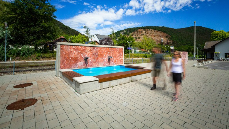 Bahnhofsplatz in Winzendorf, © Wiener Alpen, Christian Kremsl