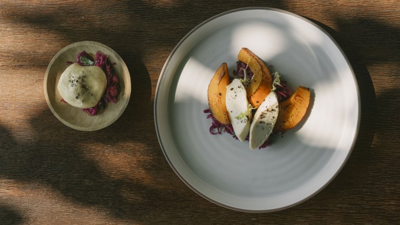 Pochierte Wildhendlbrust, Ofenkürbis, Germknödel, © Niederösterreich Werbung/Julius Hirtzberger