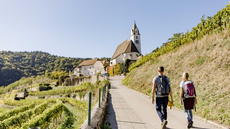 Wanderer zur Kirche, © Doris Schwarz-König