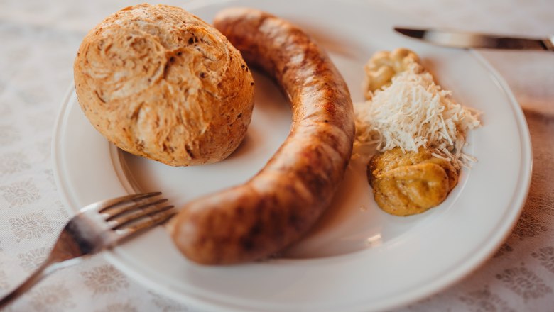 Braumeisterwürstel mit Biertrebernlaberl, © Niederösterreich Werbung/Daniela Führer