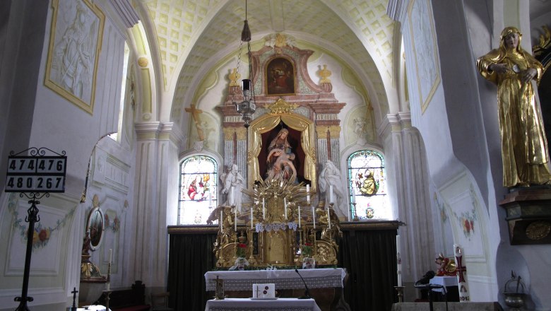 Barocke Kircheninnenansicht mit Altar und Heiligenstatuen., © Donau NÖ Tourismus/JMZ