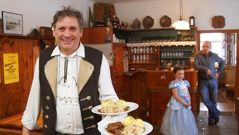 Schweinsbraten mit Waldviertler Erdäpfelknödel und Speckkrautsalat, © Fam. Mayrhofer, Wirtshaus zur Minidampfbahn