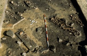 Burial ground on the Obere Holzwiese during the excavation in 1990, © IUHA Wien, Herwig Friesinger