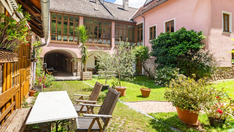 Innenhof - Ferienwohnungen Manuela, © Wiener Alpen / Christian Kremsl