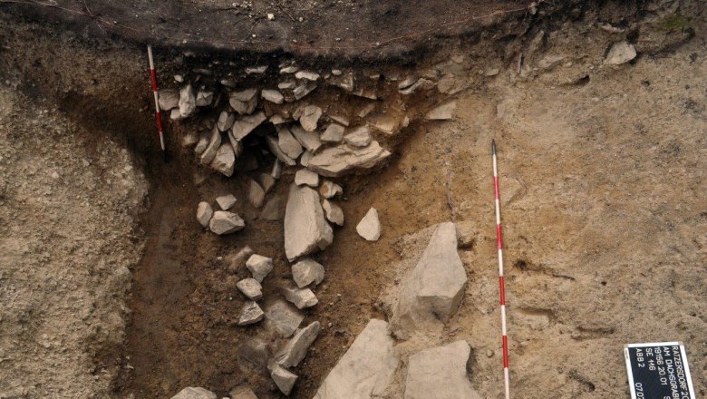 Stones from the rampart structure fell into the ditch after the settlement ended, © Alexandra Krenn Leeb